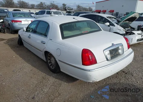 2000 Lincoln Town Car Signature z USA, uszkodzony, nr VIN 1LNHM82W8YY901892